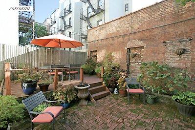 Private garden w/raised wooden deck
