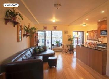 Open living space w/chef's kitchen