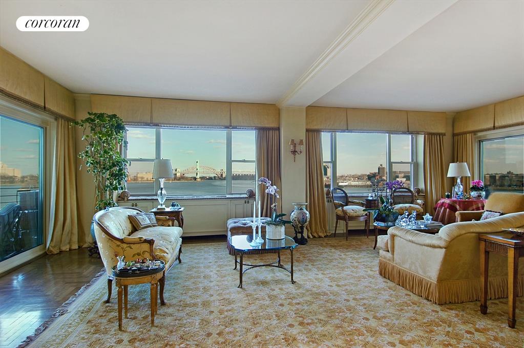 Sprawling LR, panoramic river views. Balconies
