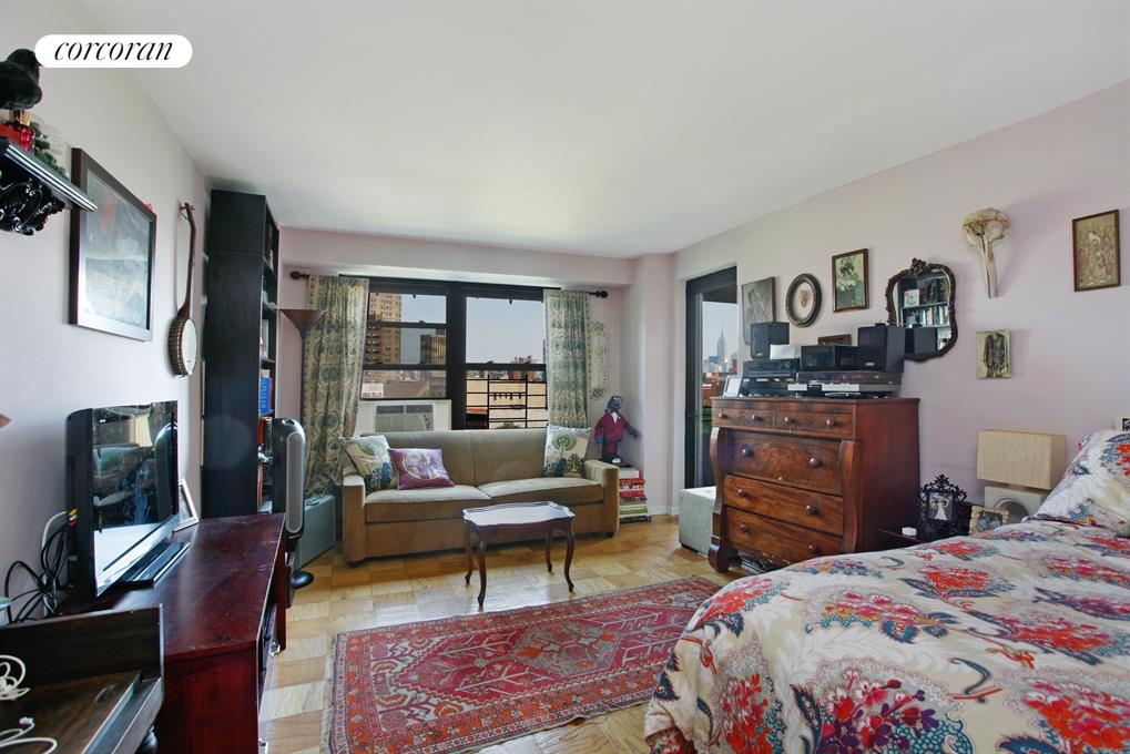 Balcony and large front hall expand the space.