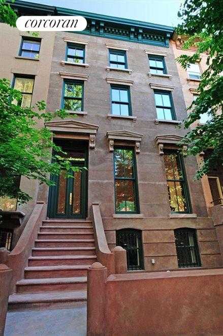 Beautiful Brownstone on Tree linied block