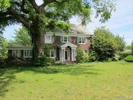 1145 Jackson St, New Suffolk