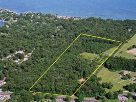 9300 Main Rd, Mattituck
