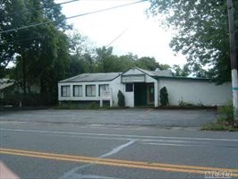 19 Montauk Hwy, Westhampton