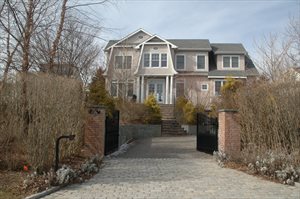 1690 The Strand, East Marion