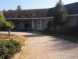 221 Wading River Man Rd, Manorville