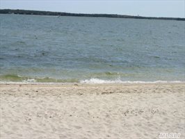 19 Brookside Ave, South Jamesport