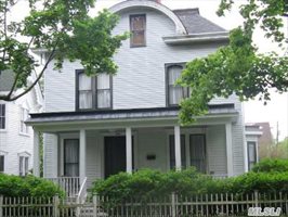 439 1st St, Greenport
